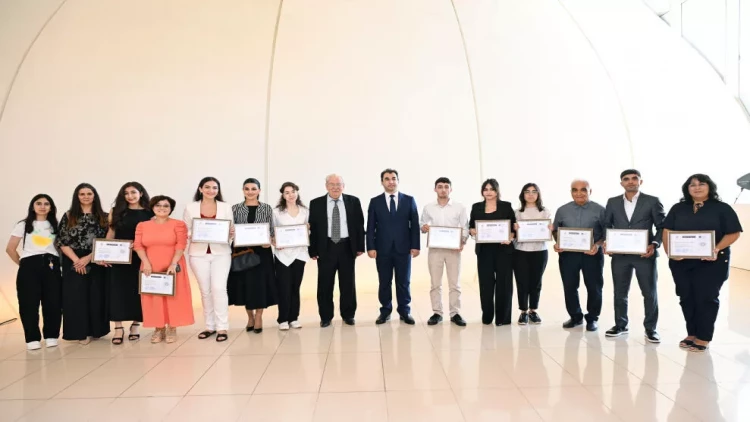 Heydər Əliyev Mərkəzində Çin dili kurslarının iştirakçılarına sertifikatlar təqdim olunub - FOTO