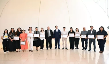 Heydər Əliyev Mərkəzində Çin dili kurslarının iştirakçılarına sertifikatlar təqdim olunub - FOTO