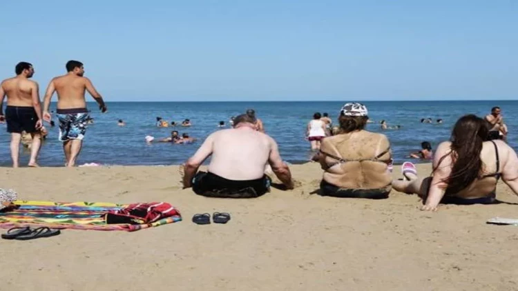 Çimərlikdə namaz qıldı - TƏNQİD OLUNDU - VİDEO