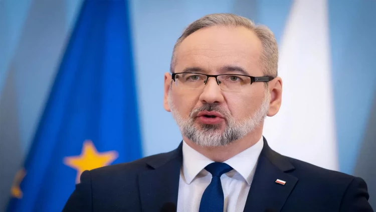 Keçmiş səhiyyə naziri COVID-19-a görə döyüldü