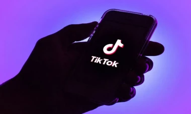 “TikTok” yüzlərlə əməkdaşını işdən çıxarır