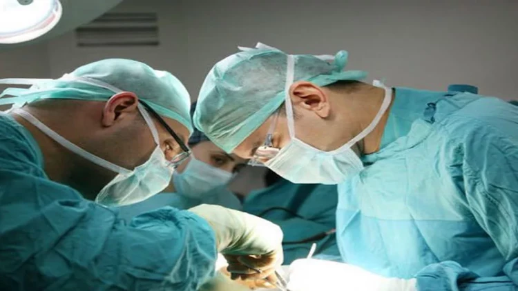 Azyaşlı qızın başından 15 santimetrlik  bıçaq çıxarıldı - FOTO