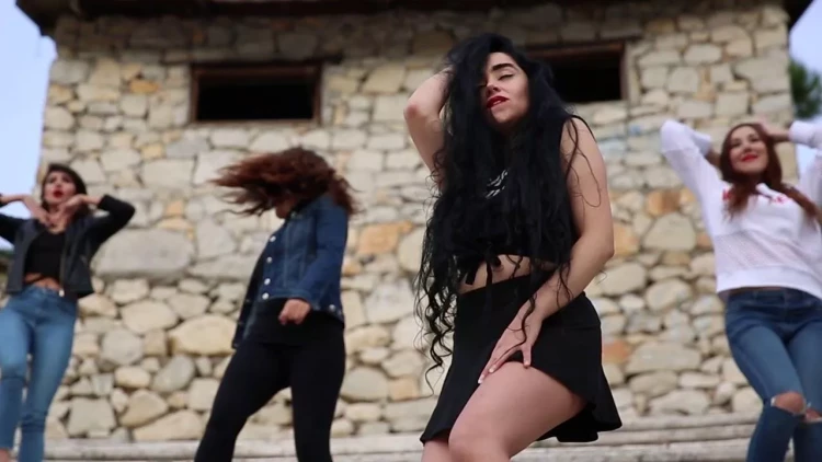 “O ses Türkiye”nin azərbaycanlı iştirakçısının ailəvi məkanda səhnə geyimi QINANDI - VİDEO