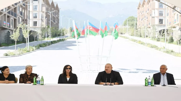 Prezident Kəlbəcər şəhərinin sakinləri ilə görüşüb, onlara mənzillərin açarlarını təqdim edib - VİDEO - FOTO