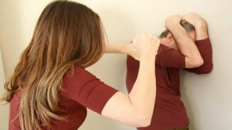 Bakıda sosial şəbəkələrdə qız şəkilləri bəyənən kişini sevgilisi döydü