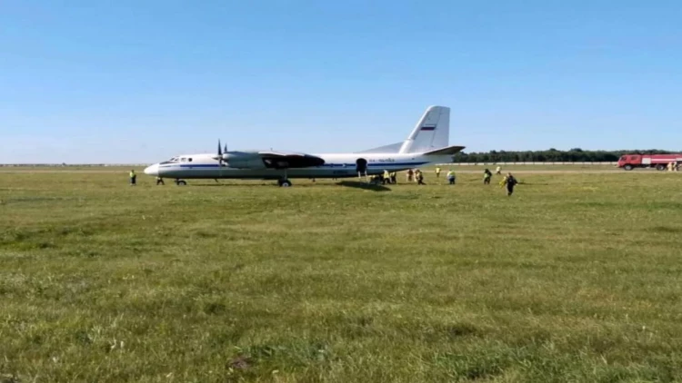 Göyərtəsində 40 sərnişin olan təyyarə çəmənliyə endi - FOTO