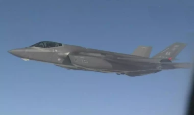 Putinin təyyarəsini F-22 qırıcıları müşayiət etdi - VİDEO