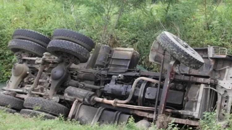 Kəlbəcərdə yük avtomobili dərəyə aşıb, ölən var