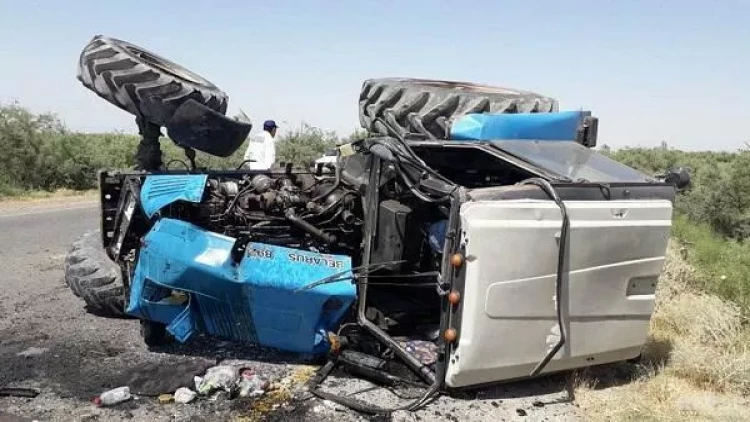 QAZ-31 traktorla toqquşdu: Ata və oğlu xəsarət aldı