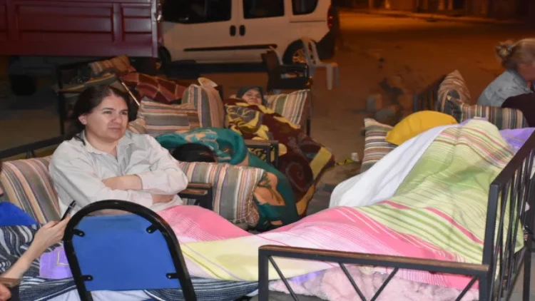 Gecəni küçədə keçirdilər - FOTO