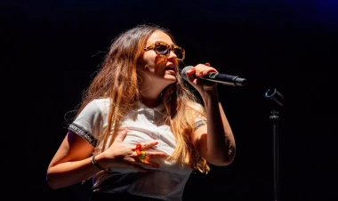 Müğənnidən səhnədə BİABIRÇI HƏRƏKƏT: büstqalterini izləyicilərə atdı - VİDEO