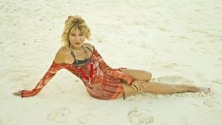 Xalq artisti dənizə paltarla girdi - VİDEO