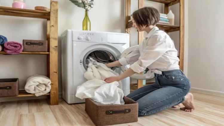 Tərdən saralmış geyimləri qartopu kimi ağardır - Bir qaşıq bəs edir