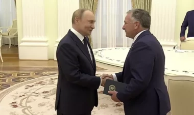 Putin ABŞ prezidentinin xüsusi nümayəndəsini qəbul etdi - VİDEO