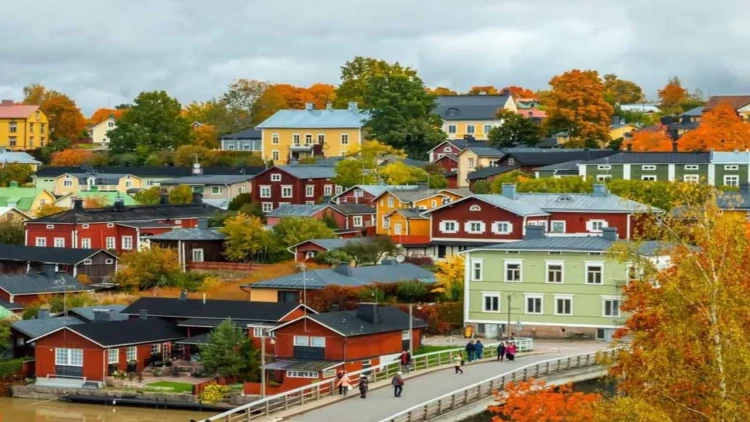 Bu ölkə 100-ə yaxın rusiyalını deportasiya edib