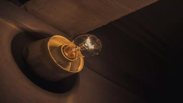 Bu ölkədə qasırğadan sonra minlərlə ev işıqsız qaldı