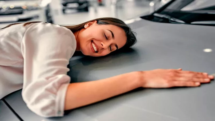 Bu ölkədə ilk dəfə qadınlara maşın sürməyə icazə verildi