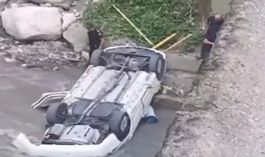 Qubada maşın çaya aşdı - Xəsarət alanlar var - FOTO