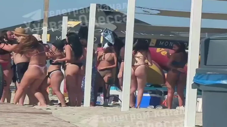 Çimərlikdə qızlar arasında dava düşdü - VİDEO