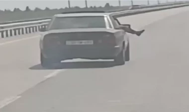 Ayağını çölə çıxardı - sürücü və sərnişin polisə çağırıldı - VİDEO