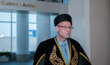 İsrailin yeni səfiri Bakıya görün hansı geyimdə gəldi - VİDEO