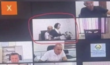 Onlayn iclasda katibəni qucaqlayan deputat işdən qovuldu - FOTO