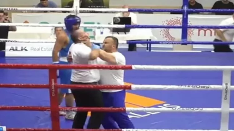 Azərbaycan təmsilçisi rinqdə hakimin boğazından yapışdı - VİDEO