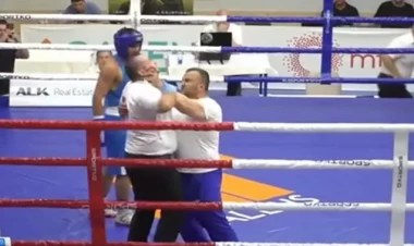 Azərbaycan təmsilçisi rinqdə hakimin boğazından yapışdı - VİDEO