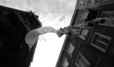 Sumqayıtda FACİƏ - gənc qız paltar asanda binadan yıxıldı