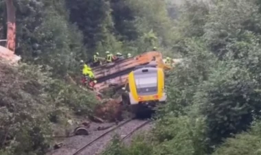 Almaniyada sərnişin qatarı relsdən çıxdı - Xeyli yaralı var