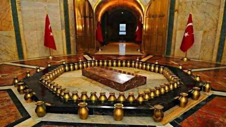 Atatürkün məzarının önündə diz çökən nazir kimdir? - Ailəsi ilə gedibmiş - FOTO