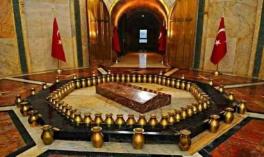 Atatürkün məzarının önündə diz çökən nazir kimdir? - Ailəsi ilə gedibmiş - FOTO