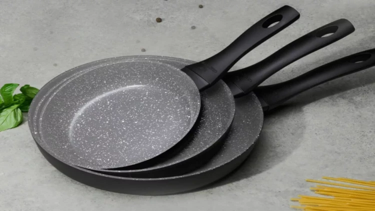 Rusiyada 15 yaşlı oğlan sevgilisini tava ilə döyüb öldürdü