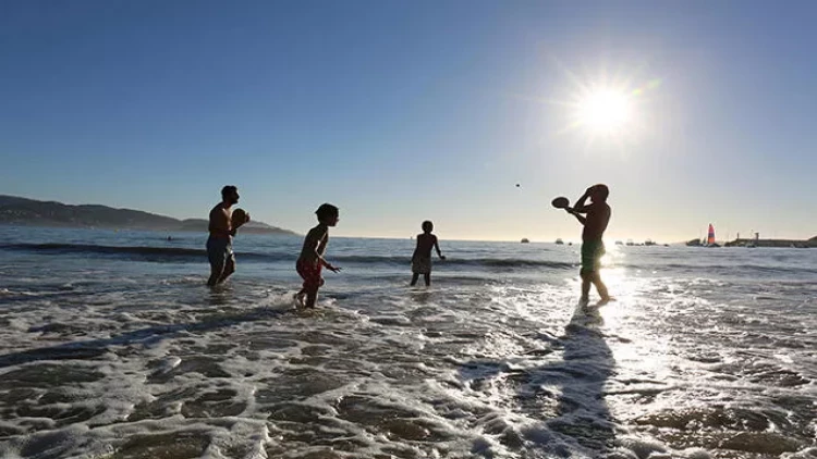 Çimərlikdə gün vuran yeniyetmə öldü