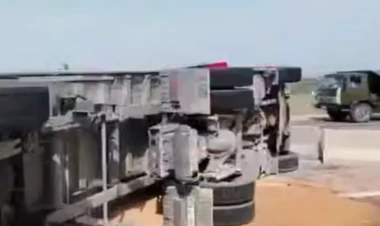 Hacıqabulda TIR aşdı, taxıl yola dağıldı - VİDEO