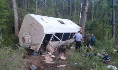 Rusiyada avtobusun uçuruma yuvarlanması nəticəsində 14 nəfər ölüb