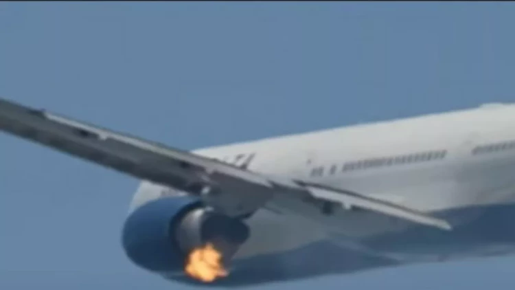 Atlantaya uçan sərnişin təyyarəsi havada alovlandı - VİDEO