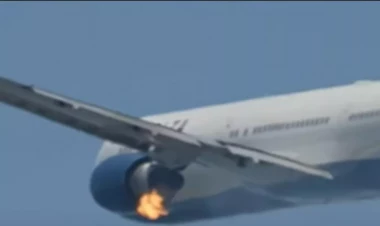 Atlantaya uçan sərnişin təyyarəsi havada alovlandı - VİDEO