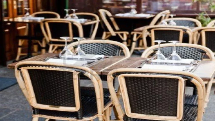 Bakıda məşhur restoranın qarşısında təhlükə - daşlar yola dağıldı - FOTO