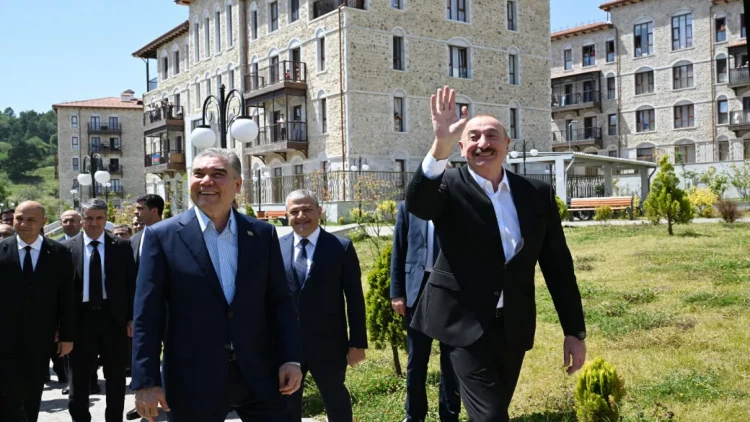 Prezident İlham Əliyev və Türkmənistan Xalq Məsləhətinin sədri Şuşada inşa edilmiş birinci yaşayış kompleksində olublar - VİDEO - FOTO