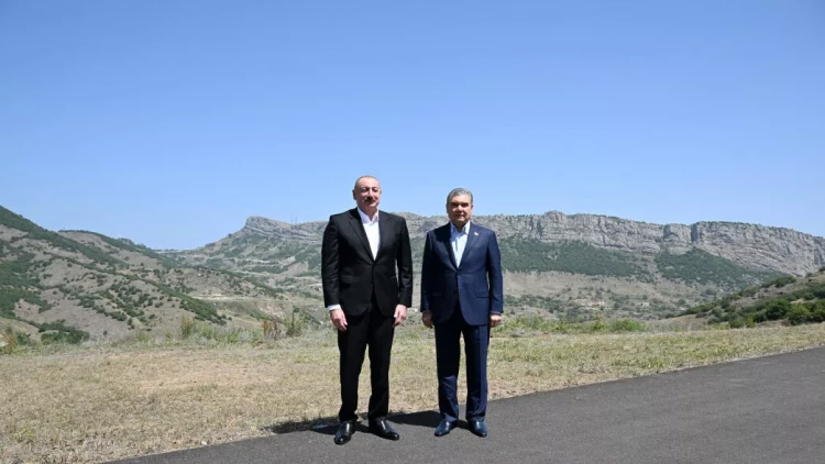 İlham Əliyev və Qurbanqulu Berdiməhəmmədov Daşaltı kəndinin fonunda şəkil çəkdiriblər - VİDEO - FOTO