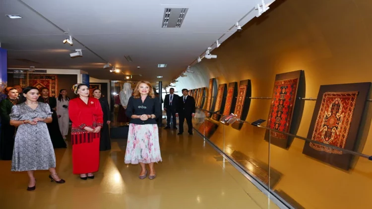 Oquldjaxan Atabayeva Azərbaycan Milli Xalça Muzeyini ziyarət edib - FOTO