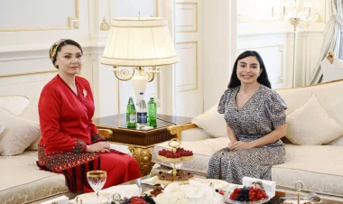 Leyla Əliyeva Qurbanqulu Berdiməhəmmədovun qızı Oquldjaxan Atabayeva ilə görüşüb - FOTO