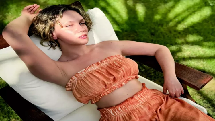 “Görüntülü zəng edirəm ki, üzümə deyin”