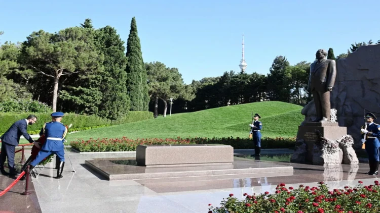 Əhməd Əl Şaraa Heydər Əliyevin məzarını ziyarət edib - FOTO