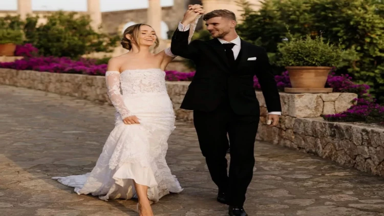 Ulduz futbolçu bu qızla EVLƏNDİ: gözəlliyi ilə 