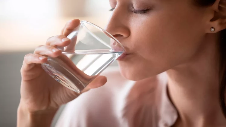 İsti havada susuzluğu yatırmaq üçün ən yaxşı İÇKİLƏR