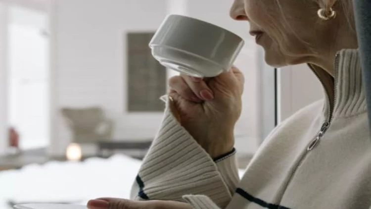 İnternetdə tanış olduğu kişi 60 yaşlı qadının 430 min manatını əlindən aldı - 