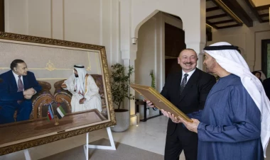 İlham Əliyev Şeyx Məhəmməd bin Zayed Al Nəhyana hədiyyə təqdim edib - FOTO