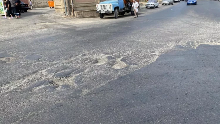 Bakıda yoldakı vəziyyət sürücünü maddi ziyana saldı - yenilənib - VİDEO - FOTO